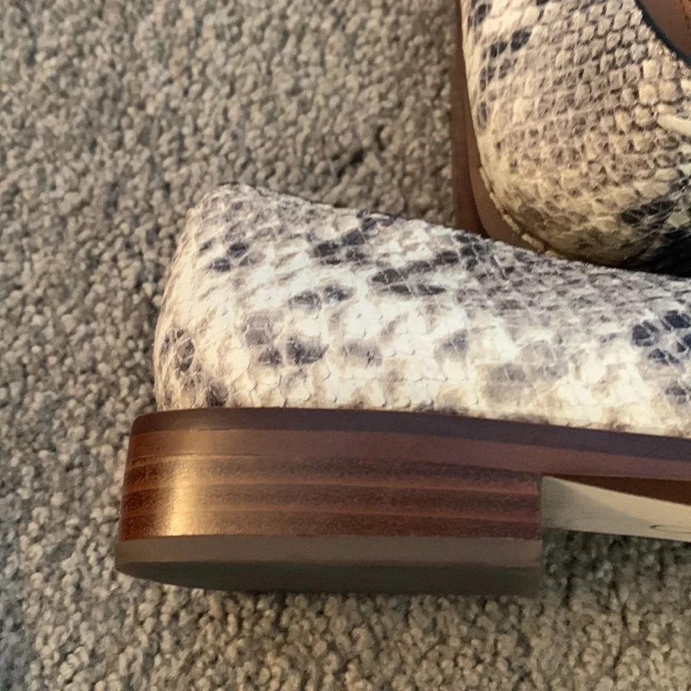 Perfect snakeskin Franco Sarto flats with silver chain accent. Sz 7. Fits 71/2.